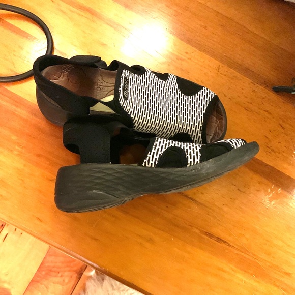 Bzees Black and White Sandals - Picture 4 of 4